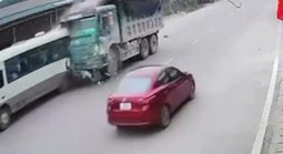 VIDEO: Xe ben tông xe 29 chỗ đưa đón học sinh, đẩy đi hàng chục mét