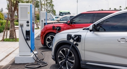 Chủ xe VinFast háo hức với hệ thống 99 siêu trạm sạc mới, thoải mái đi xa không lo điểm dừng