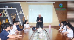 Học sinh quốc tế trải nghiệm quy trình xử lý rác tại VWS