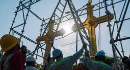 VIDEO: Cận cảnh thánh giá nặng 400kg trên đỉnh Nhà thờ Đức Bà