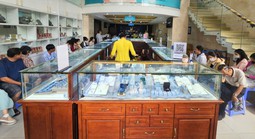Sau cú rơi 8 triệu đồng/lượng, tiệm vàng xuất hiện cảnh hiếm gặp