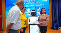 Phường Vũng Tàu đưa robot lễ tân vào phục vụ người dân