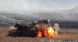 Triều Tiên công bố hình ảnh con gái nhà lãnh đạo Kim Jong-un lái xe tăng