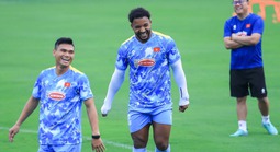 Nguyễn Xuân Son khiến HLV Kim Sang-sik "hú vía"