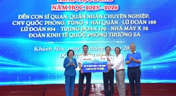 Trao 145 suất học bổng Vừ A Dính và 2.000 lá cờ đến Vùng 4 Hải quân