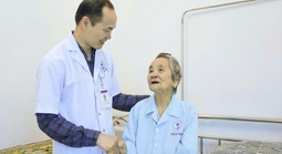 Phẫu thuật lấy lại ánh sáng cho cụ bà 104 tuổi