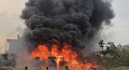 Cháy lớn ở TPHCM, lửa đỏ rực một vùng