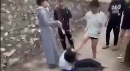 Một thiếu nữ mặc áo học sinh bị đánh hội đồng đến bất tỉnh