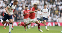 Tottenham thảm bại trận cầu 6 điểm, trượt dài cuộc đua trụ hạng