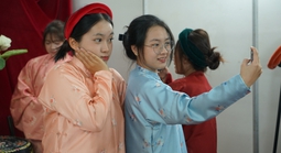 Bạn trẻ háo hức trải nghiệm Việt phục tại Tóc Xanh Vạt Áo