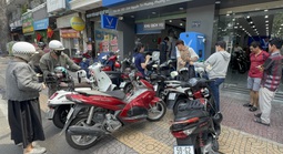 Hình ảnh đua nhau đi xem và mua xe máy điện trong ngày cuối tuần ở TPHCM 