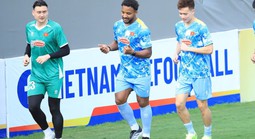 Xuân Son trở lại tập luyện, Việt Cường sẵn sàng cạnh tranh với đàn anh nhập tịch