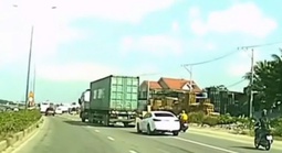 Hãi hùng xe container “đánh võng” trên đường Mỹ Phước - Tân Vạn
