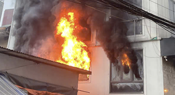 Cháy dữ dội nhà 7 tầng, phá mái nhà đưa thang xuống cứu người