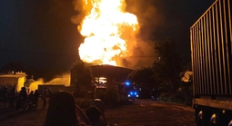 Cháy dữ dội kèm nổ lớn ở công ty sơn tại TPHCM