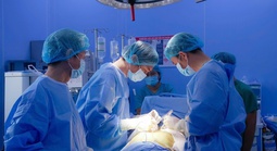 10 giờ cân não cứu người đàn ông nổ mạch máu tưởng chừng hết cơ hội sống