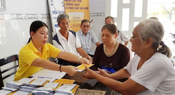 Giá cả leo thang, lương hưu “đuối sức”