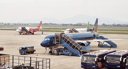 Giá vé máy bay "nóng" theo xăng dầu, nhiều gia đình tính lại kế hoạch nghỉ lễ 30-4