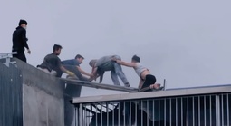 Hàng xóm quên mình giành giật sự sống trong đám cháy