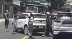 CLIP: Người chồng đập phá xe taxi chở vợ giữa phố