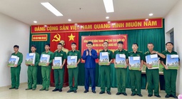 Phó chủ tịch Quốc hội Vũ Hồng Thanh thăm, tặng quà Đồn Biên phòng Côn Đảo