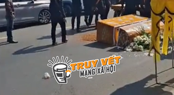Xôn xao clip đạo tì ở TPHCM làm rơi quan tài trong lúc đưa tang