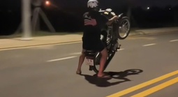 Nhóm thiếu niên “bốc đầu” xe máy, quay clip đăng mạng