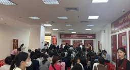 Bảo Tín Minh Châu mở cửa trở lại, giá vàng niêm yết giảm, khách hàng chờ hàng dài giao dịch