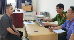 Xin bỏ qua lỗi vi phạm nồng độ cồn không được, mở cốp xe máy lấy búa đánh liên tiếp vào đầu CSGT