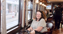 Bất ngờ với giao diện "tím Huế mộng mơ" của đoàn tàu di sản miền Trung