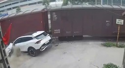 VIDEO: Tàu hỏa tông xe ô tô con tại lối đi tự mở