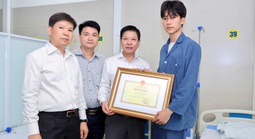 Quyền Bộ trưởng Hoàng Minh Sơn tặng Bằng khen cho sinh viên dũng cảm cứu người trong hỏa hoạn