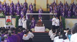 Hàng ngàn người tiễn Đức Hồng y Gioan Baotixita Phạm Minh Mẫn