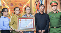 Truy tặng Huân chương Bảo vệ Tổ quốc hạng ba cho công an xã hy sinh đấu tranh với "cát tặc"