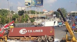 Lật xe container ngay ngã tư Bình Phước, sơn nước lênh láng mặt đường