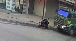 Khởi tố tài xế sử dụng điện thoại, điều khiển xe ô tô gây tai nạn khiến 2 người tử vong