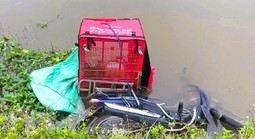 Phát hiện thi thể nam shipper dưới mương nước