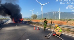 Xe tải cháy dữ dội trên cao tốc Cam Lâm – Vĩnh Hảo, kẹt xe hơn 1 km
