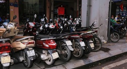 VIDEO: Gầm nhà ga tuyến Cát Linh - Hà Đông bị "chiếm giữ" bởi các bãi giữ xe trái phép