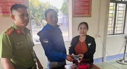 Nhặt được 74 triệu đồng, nhân viên tiếp thị tìm người trả lại