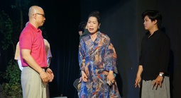 Sân khấu Trịnh Kim Chi dựng kịch ngắn, dùng tiếng cười chạm khoảng lặng gia đình