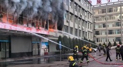 Khói lửa bao trùm  tòa nhà cao tầng ở Trung Quốc, hàng chục người thương vong