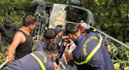 Xe khách chở 26 người lao xuống vực, nhiều người bị thương