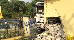 Xe đầu kéo tông sập tường rào, nhà bảo vệ trường mầm non