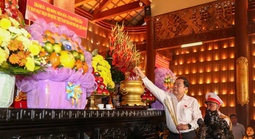 Chủ tịch Quốc hội Trần Thanh Mẫn dâng hương 
tại Đền Tưởng niệm Liệt sĩ Bến Dược, TPHCM