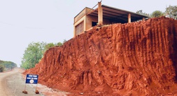 Chạy đua tiến độ, nhà dân chênh vênh mép vực