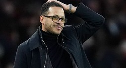 HLV Rosenior dọa “trảm” sao Chelsea sau “mưa thẻ đỏ”