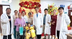 Giành lại sự sống cho bé gái bị lóc da toàn bộ vùng mông