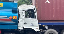 Xe container đang dừng đèn đỏ thì bị tông, gây ùn tắc hơn 1 km