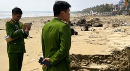 Công an vào cuộc xử lý vụ xe công nông chở rác đổ ra bãi biển nổi tiếng ở Thanh Hóa